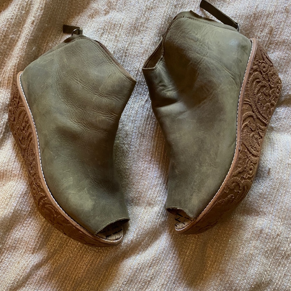 D KODE Suede Olive-Gray Open Toe Wedge Boo…